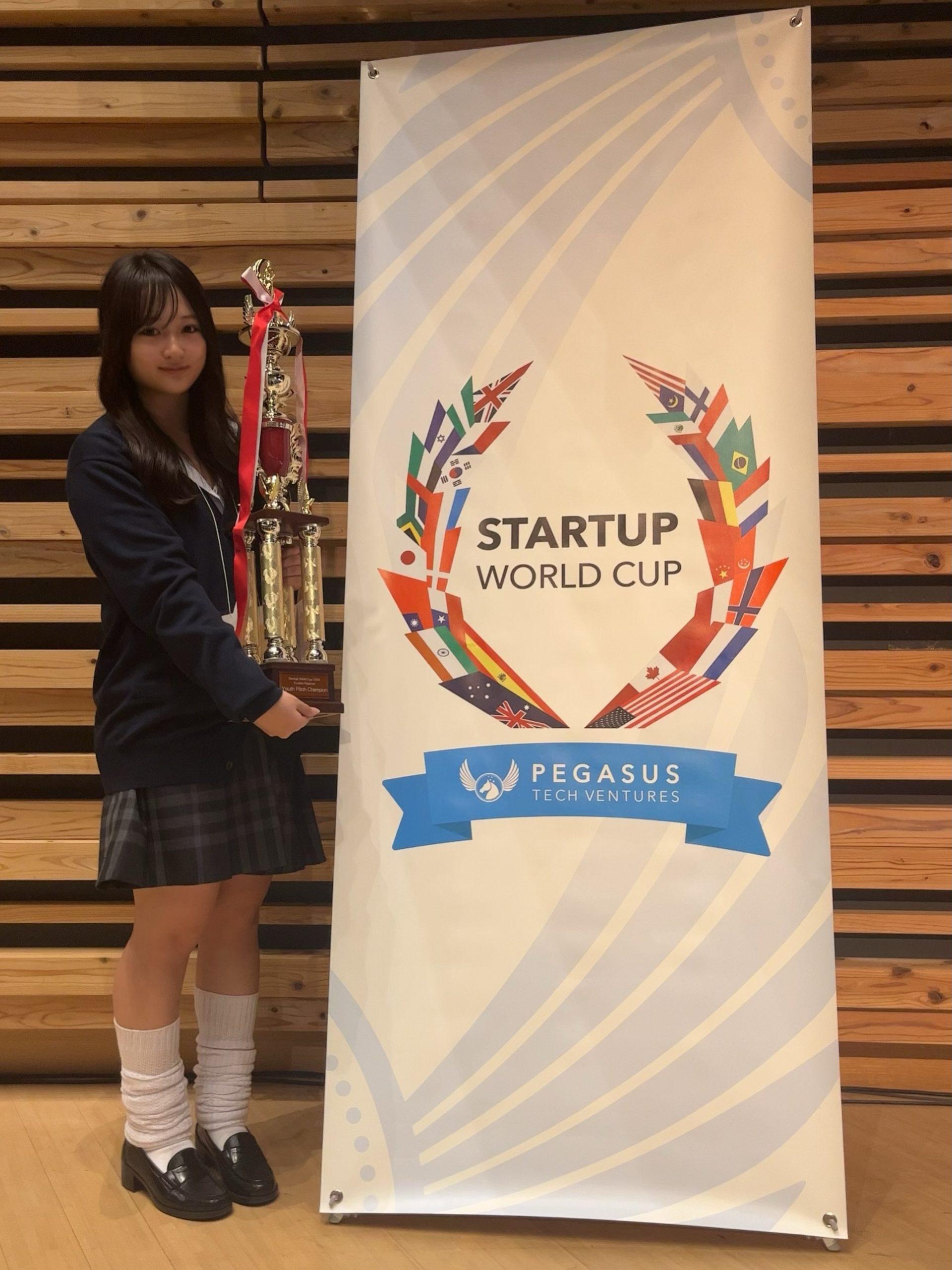 STARTUP WORLD CUP ユース 熊本予選で優勝し、トロフィーを手にする細井愛茉さん